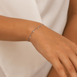 Сребърна гривна Crystal Whisper S925 с кристалчета, изящно подчертаваща елегантността на ръката.