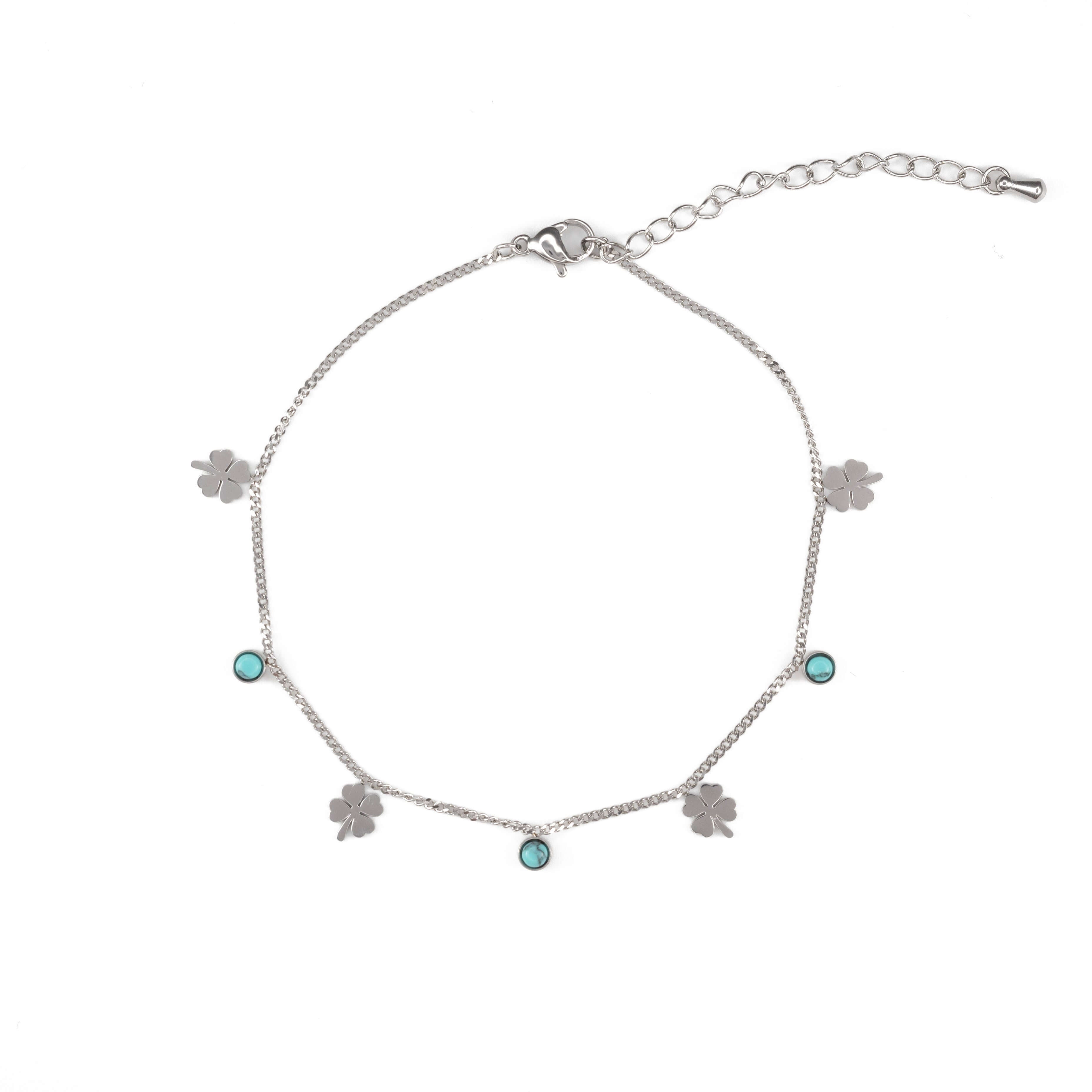 Нежна гривна за глезен с детелини и тюркоазени мъниста, символизираща късмет и хармония.