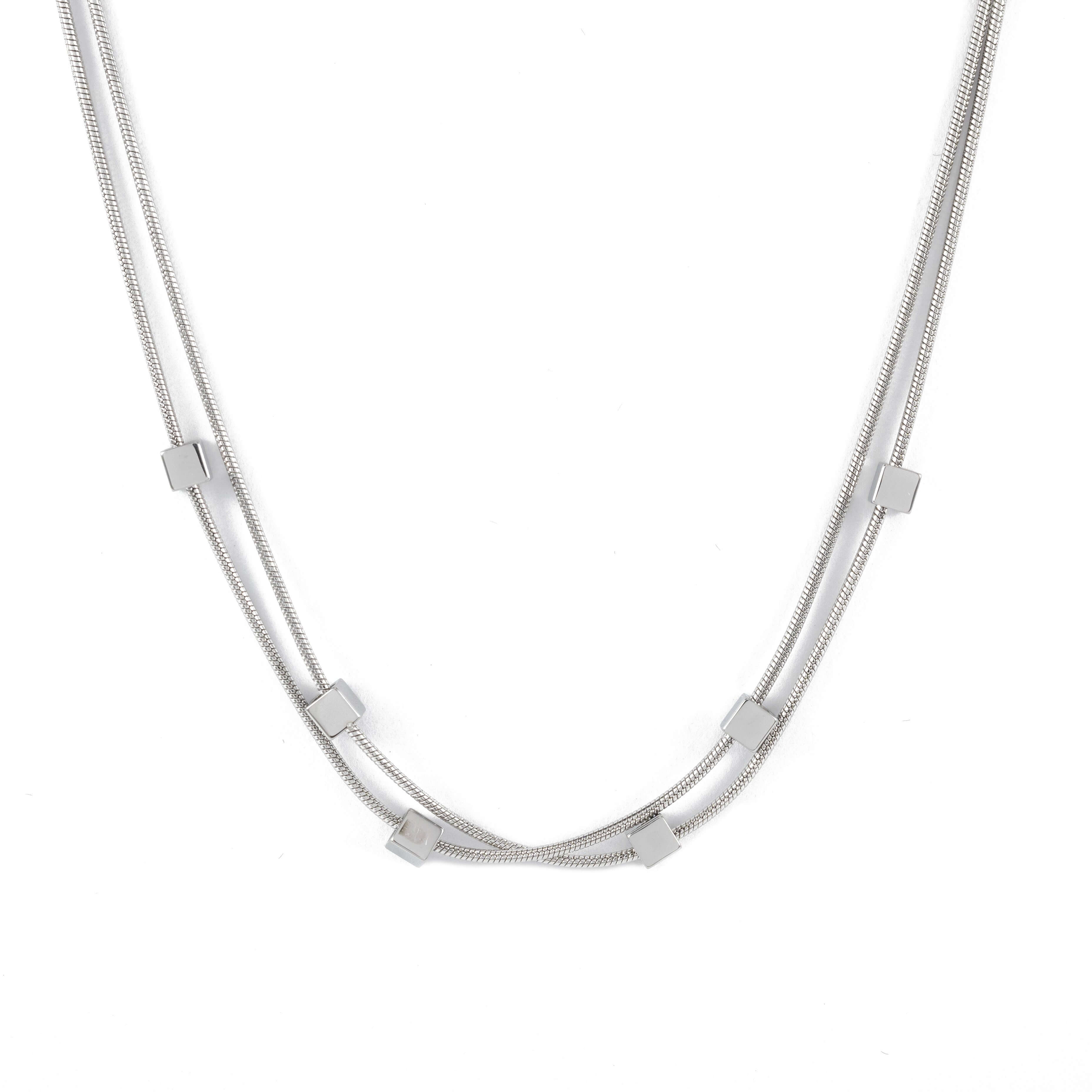 Двойно колие с плетка и кубчета в сребрист цвят, изработено от медицинска стомана.