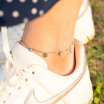 Гривна за глезен с детелина и тюркоазени мъниста, носеща късмет и спокойствие.