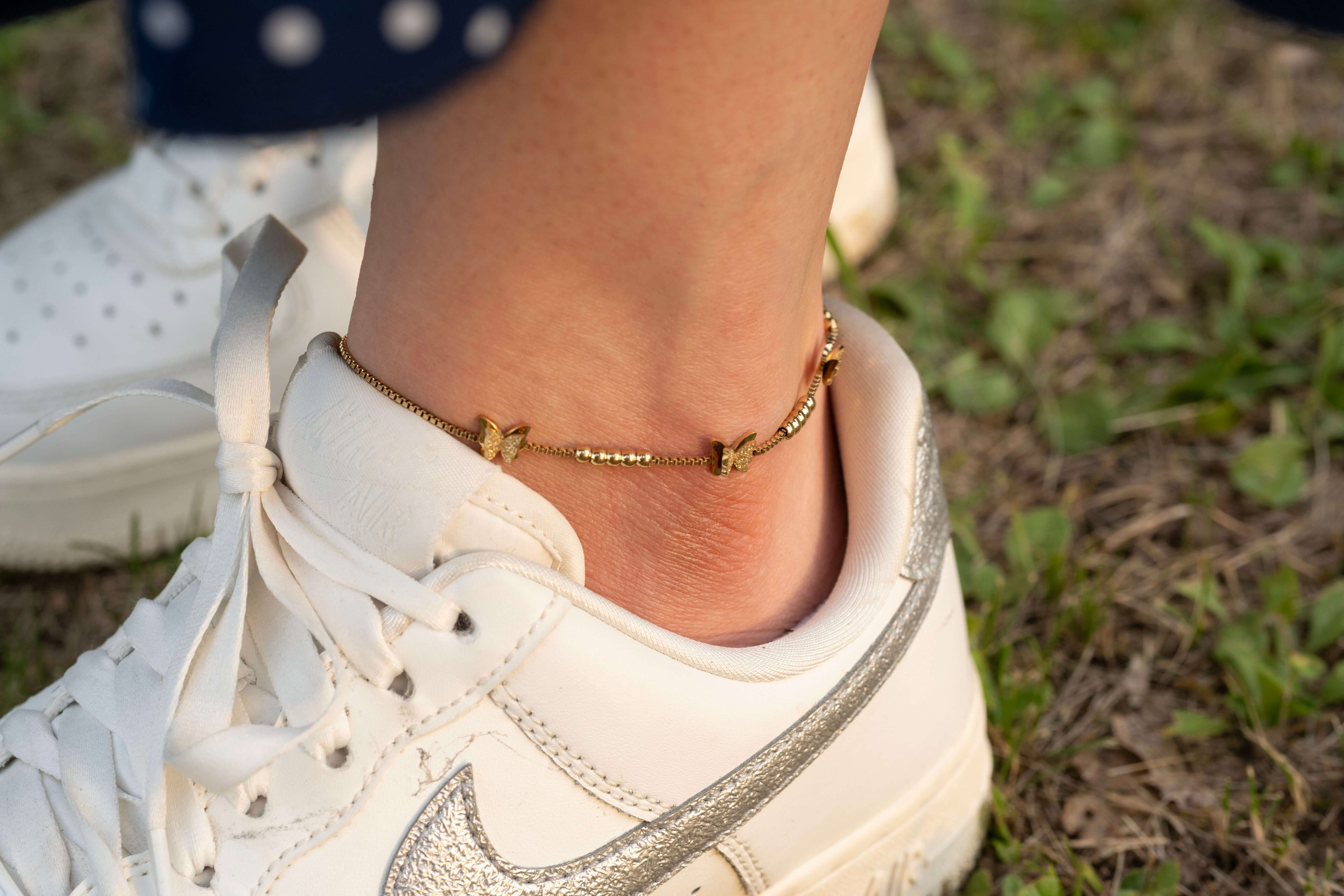 Гривна за глезен с пеперудки, стилна и елегантна, допълваща ежедневни и летни тоалети.