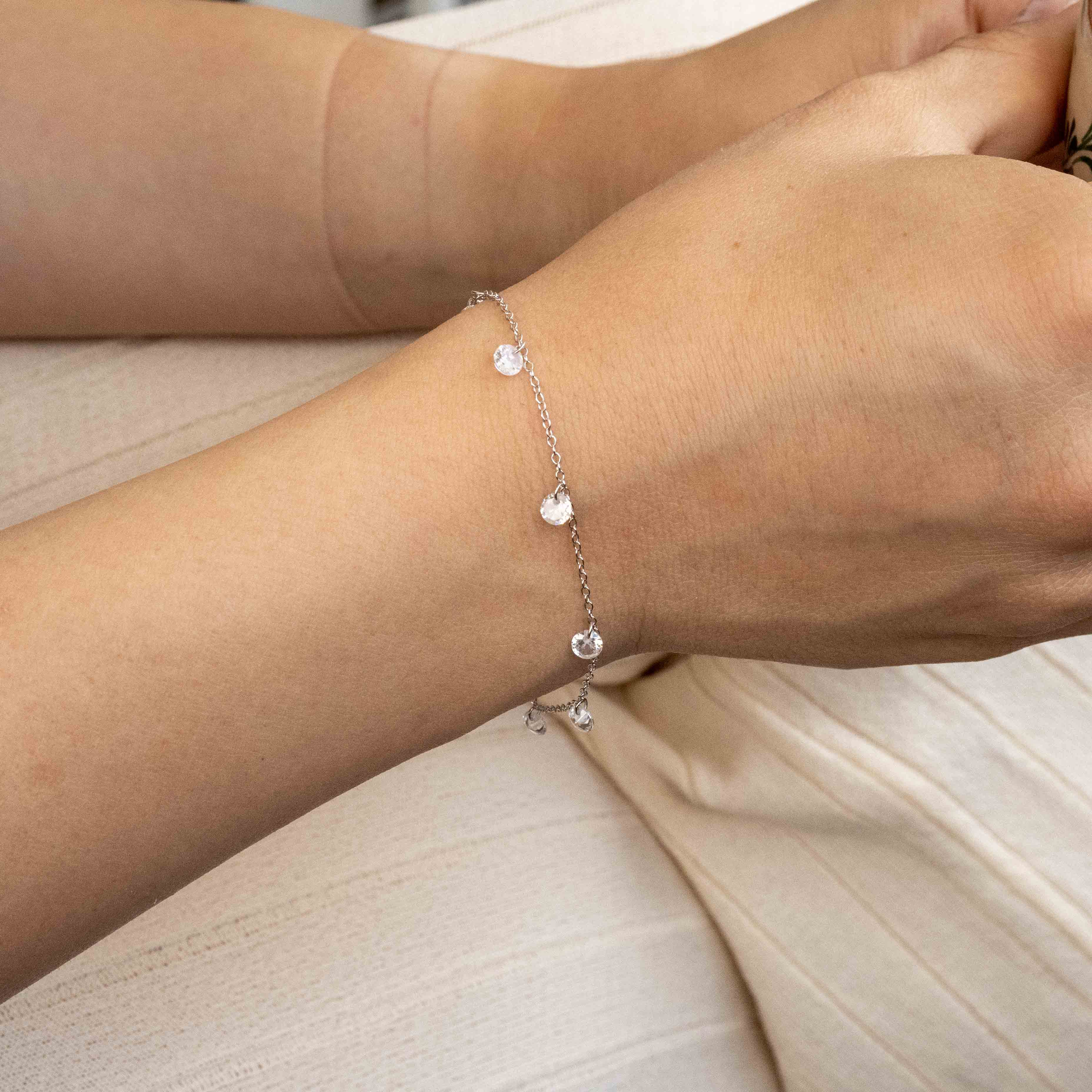 Сребърна гривна Crystal Whisper S925 с кристалчета на ръката, изразяваща елегантен дизайн.