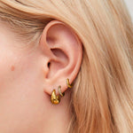 Сет обеци с 18К златно покритие, представени на ухото, стилни и хипоалергенни.