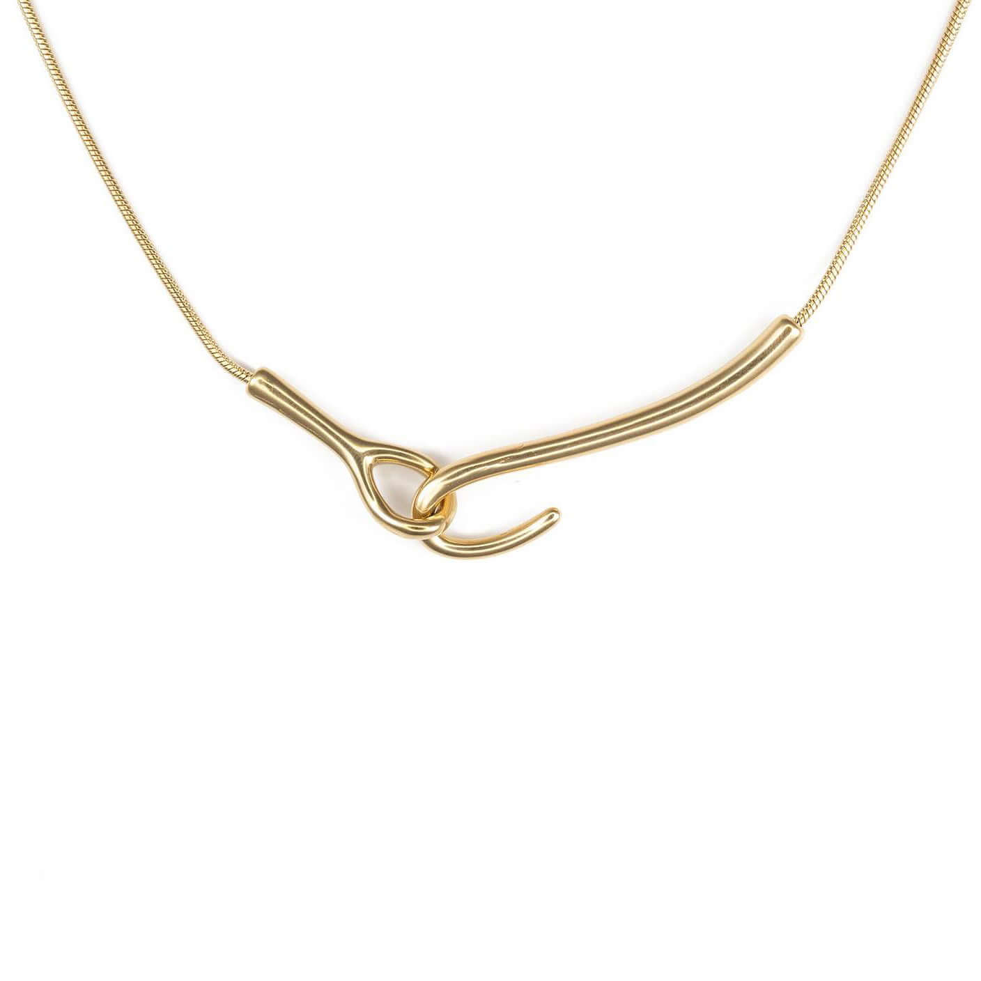 Колие от медицинска стомана, символизиращо свързаност в златисто и сребристо, елегантен дизайн.