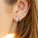 Облици Селенсе с три пиърсинг дупки, златисти и сребристи, елегантен модерен дизайн.