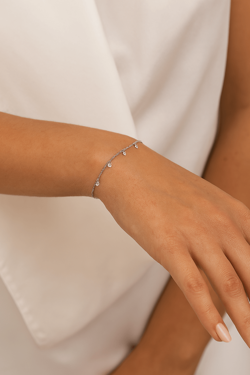 Сребърна гривна Crystal Whisper S925 с кристалчета, изящно подчертаваща елегантността на ръката.