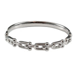 Твърда сребърна гривна с елегантен минималистичен дизайн, изработена от висококачествени материали.