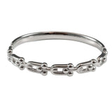 Твърда сребърна гривна с елегантен минималистичен дизайн, изработена от висококачествени материали.