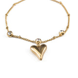 Елегантна златиста гривна с висулка във формата на сърце и бляскави камъни, перфектен романтичен аксесоар.