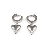 Висящи обеци с форма на сърце от медицинска стомана в сребрист цвят, подходящи за всекидневно носене.