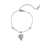 Мека зластиста гривна със сърцевидна висулка и кристали, изработена от медицинска стомана.