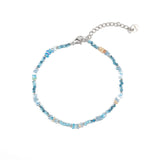 Гривна за глезен с цветни мъниста в синьо и бяло, ръчно изработена с регулируемо закопчаване.