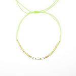 Бохо гривна за глезен с нежни перли и мъниста в свеж жълт цвят, регулируема и стилна.