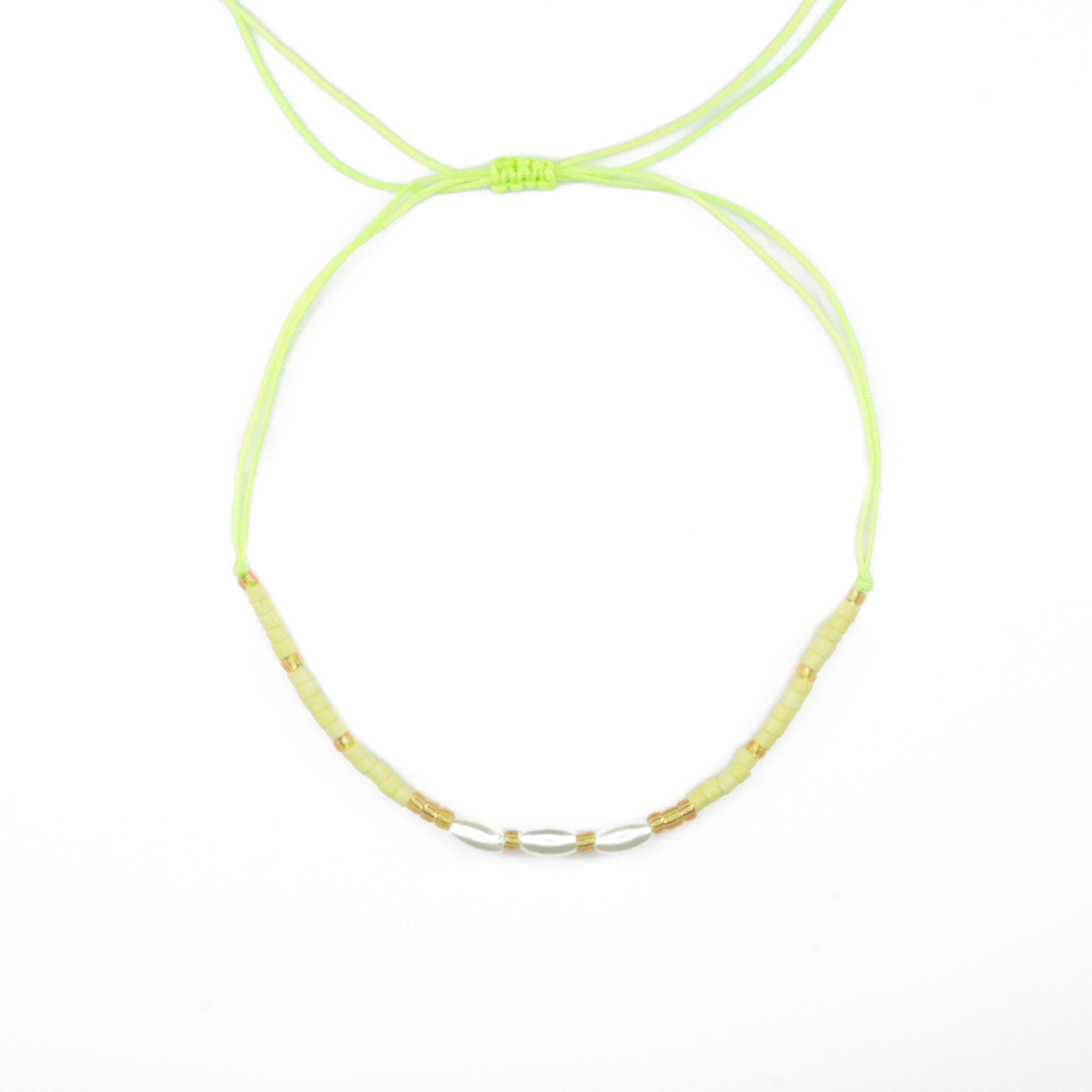 Бохо гривна за глезен с нежни перли и мъниста в свеж жълт цвят, регулируема и стилна.