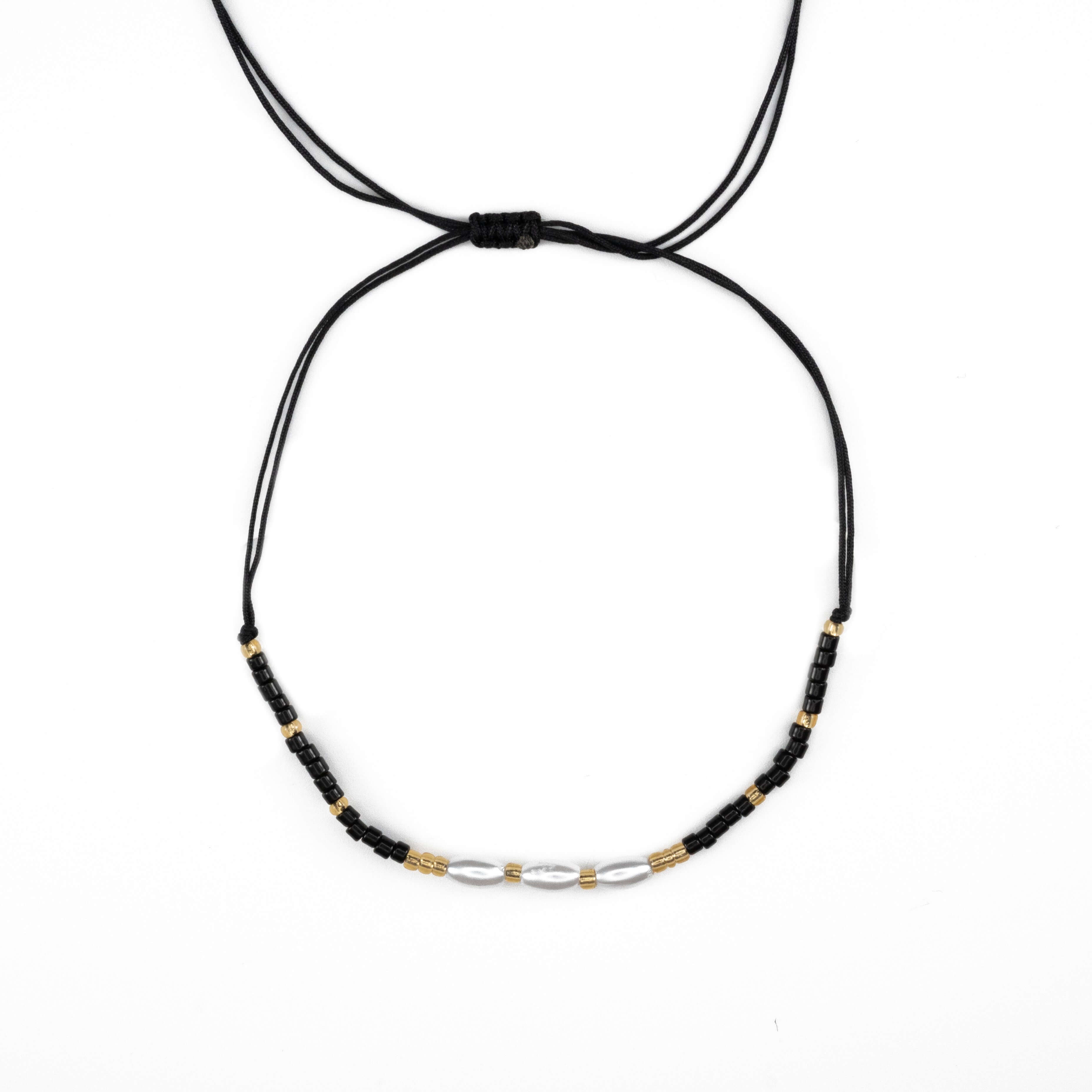 Ръчно изработена гривна с черен конец и перли, елегантен акцента за бохо стил.