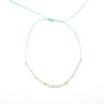 Ръчно изработена бохо гривна за глезен с нежни перли и златисти мъниста на пастелна основа.