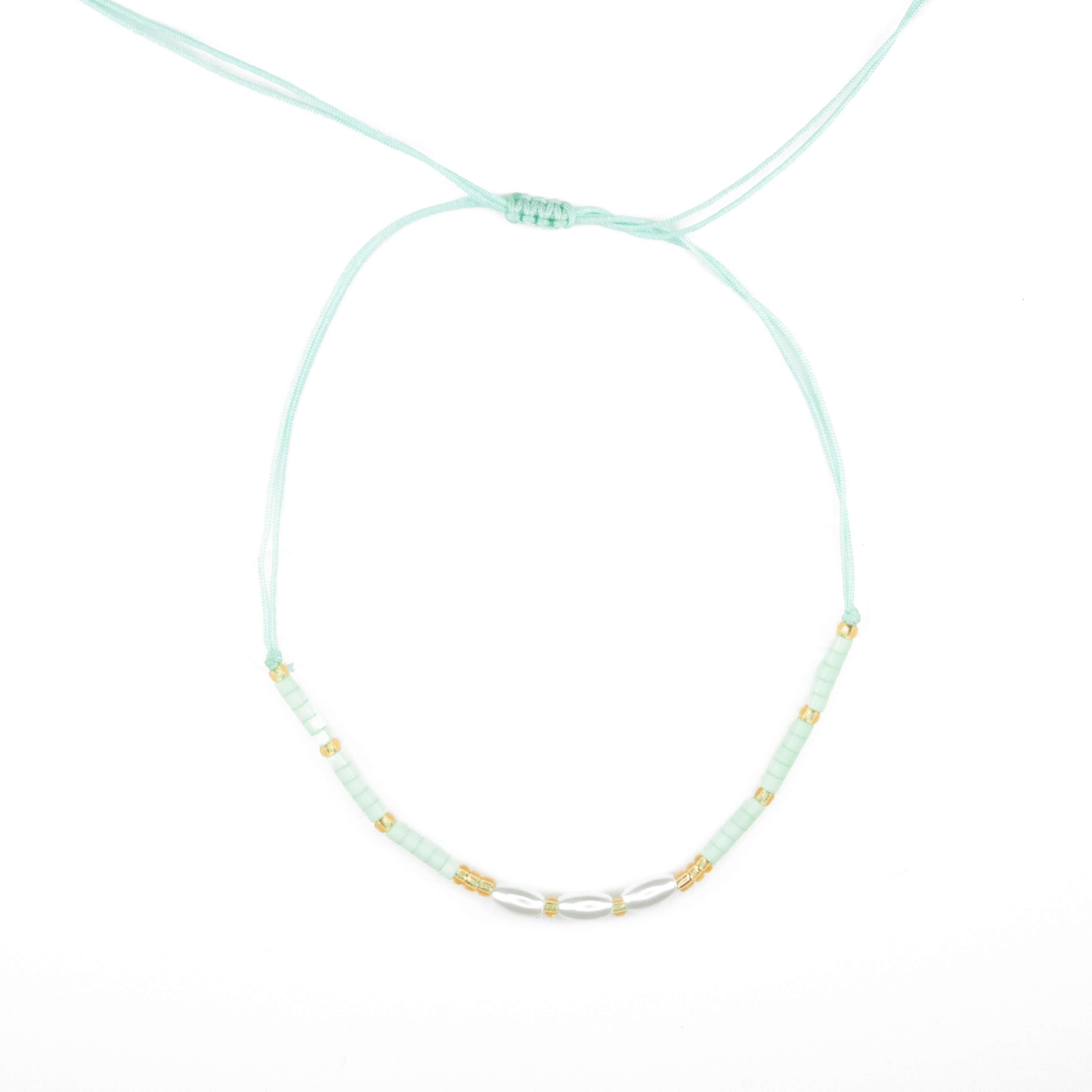 Ръчно изработена бохо гривна за глезен с нежни перли и златисти мъниста на пастелна основа.