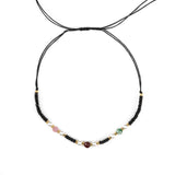 Бохо колиен с черни мъниста и цветни акценти, ръчно изработен аксесоар с регулируема дължина.