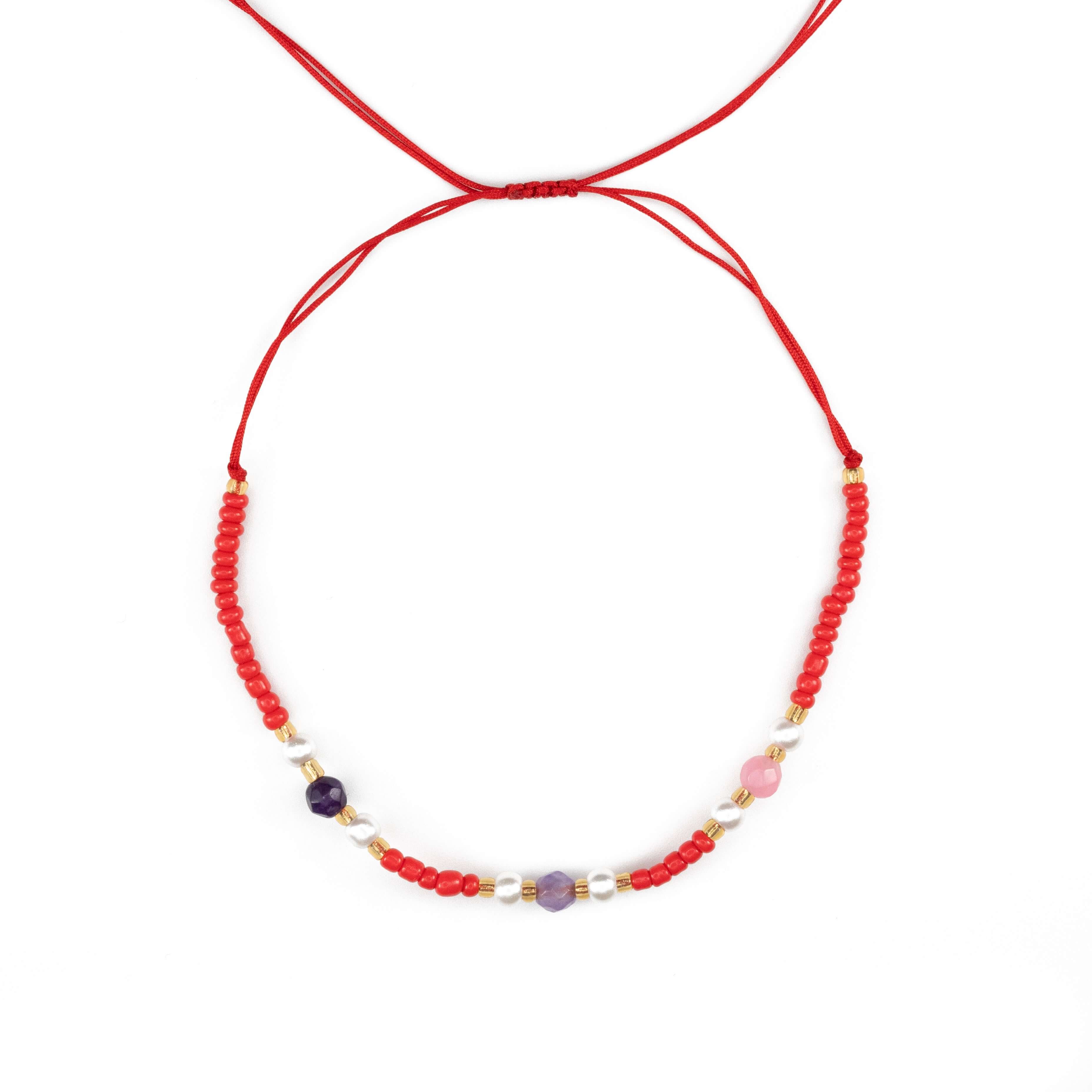 Бохо гривна за глезен с червен конец и цветни мъниста, регулируем аксесоар за лятото.