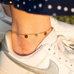 Гривна за глезен с детелина и тюркоазени мъниста, носеща късмет и свежест.