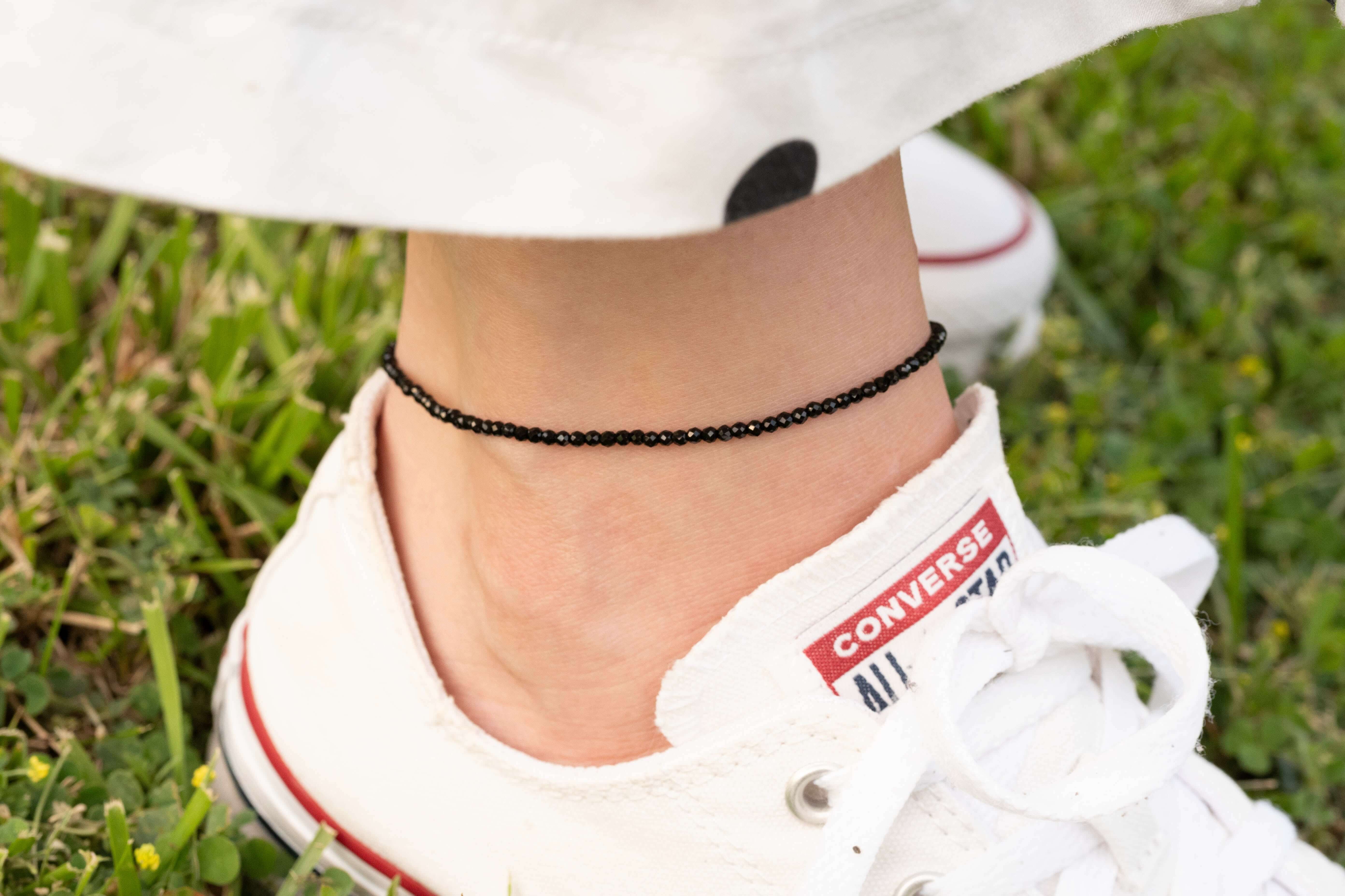 Гривна за глезен с черни мъниста, стилна и универсална, идеална за летни визии.