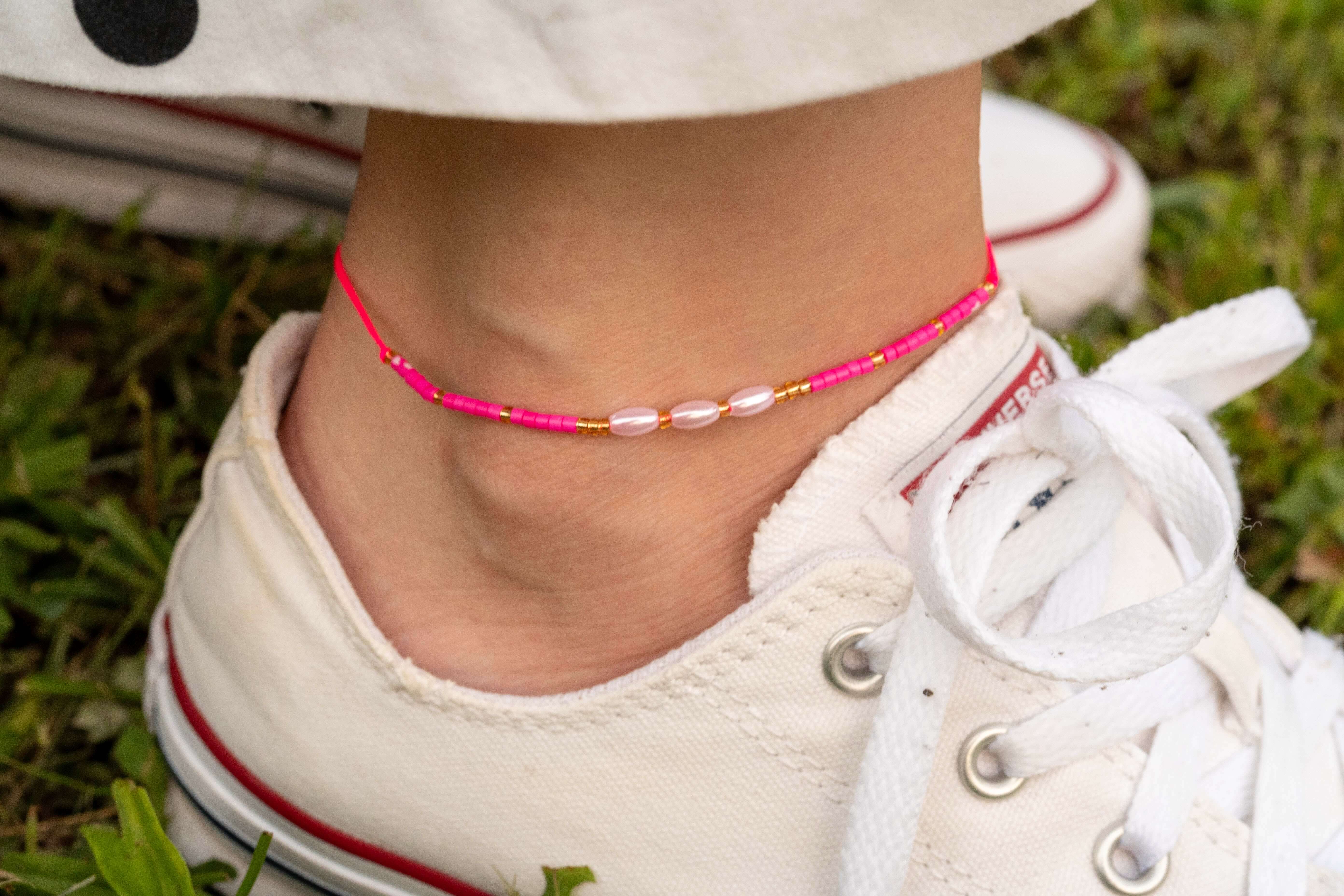 Бохо гривна за глезен от конец с нежни перли и цветни мъниста, стилна и регулируема.