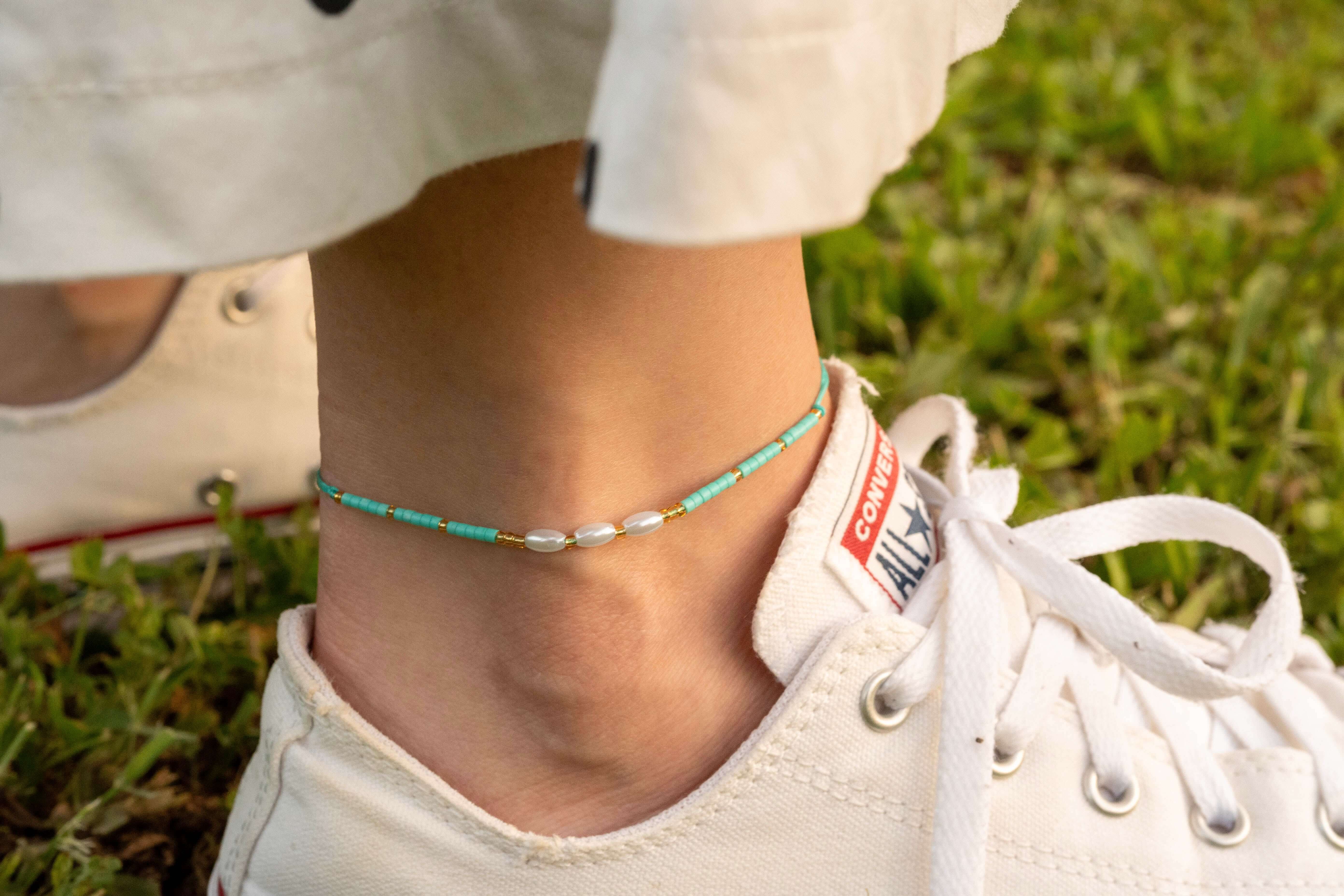 Ръчно изработена бохо гривна за глезен с нежни мъниста и перли, акцент на комфорт и стил.