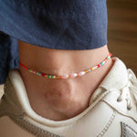 Бохо гривна за глезен от конец с перли, цветни мъниста, стилна и регулируема.