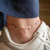 Бохо гривна за глезен от конец с перли, цветни мъниста, стилна и регулируема.