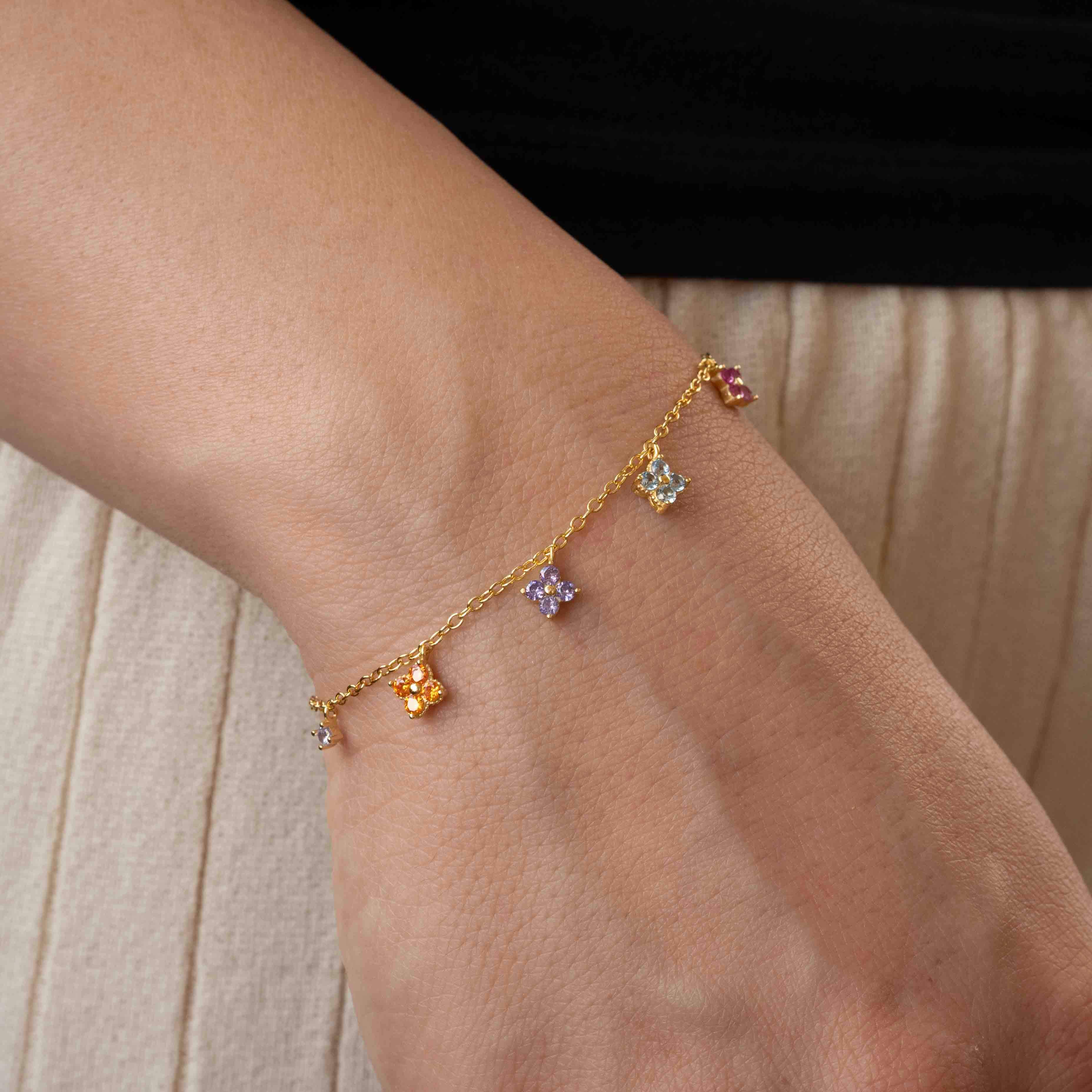 Сребърна гривна цвете с многоцветни камъни и 18K златно покритие, идеална за всеки стил.