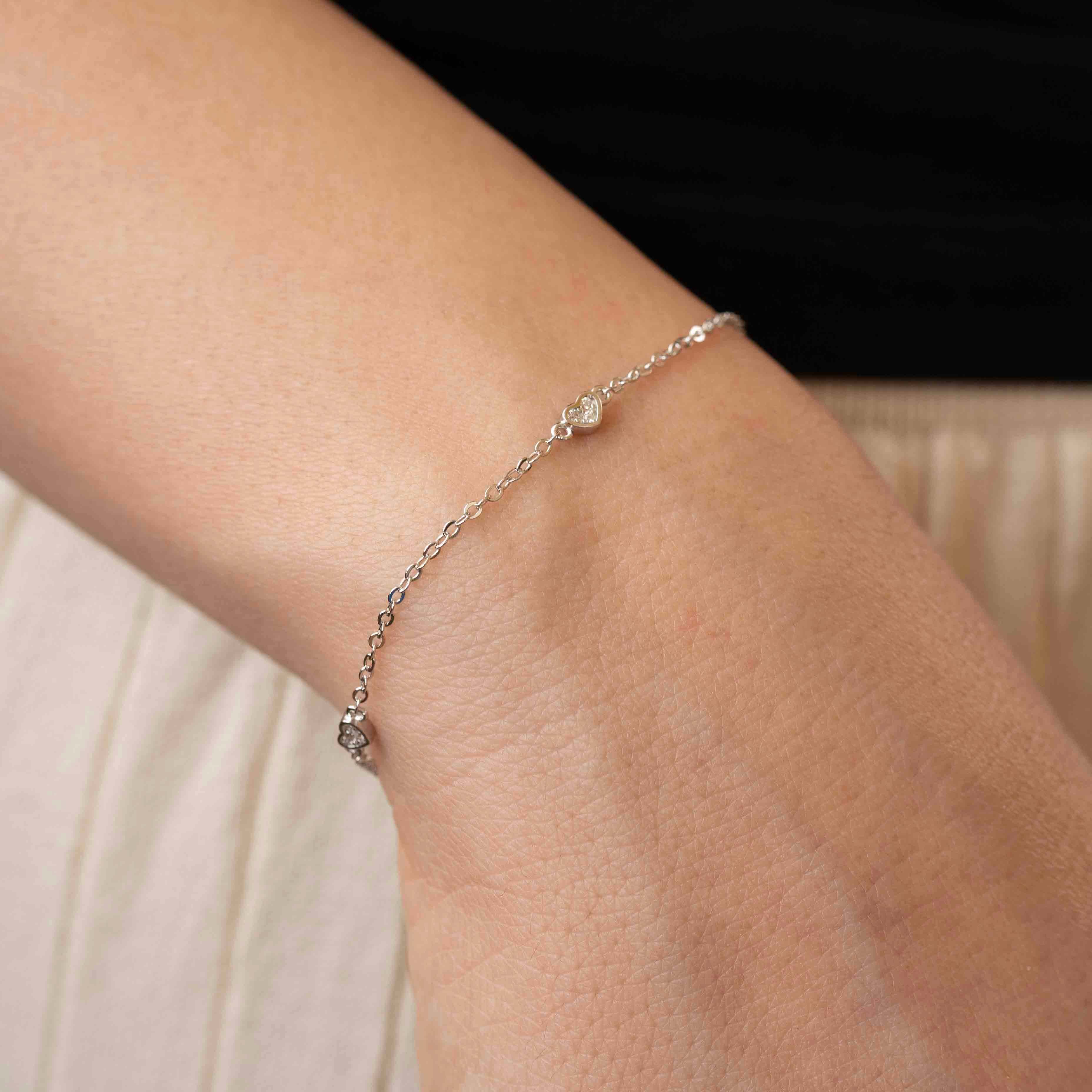 Сребърна гривна сърчице S925 с кристали, носена на ръката, елегантен дизайн и стил