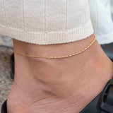 Сребърна Гривна за Глезен Хибрид S925 показана на крак с елегантен дизайн и златисто покритие.