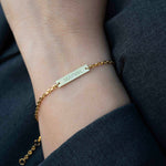 Златиста Гривна Спомен с 18К позлата – Персонализирана с Гравиране на ръка с инициали в елегантен стил.