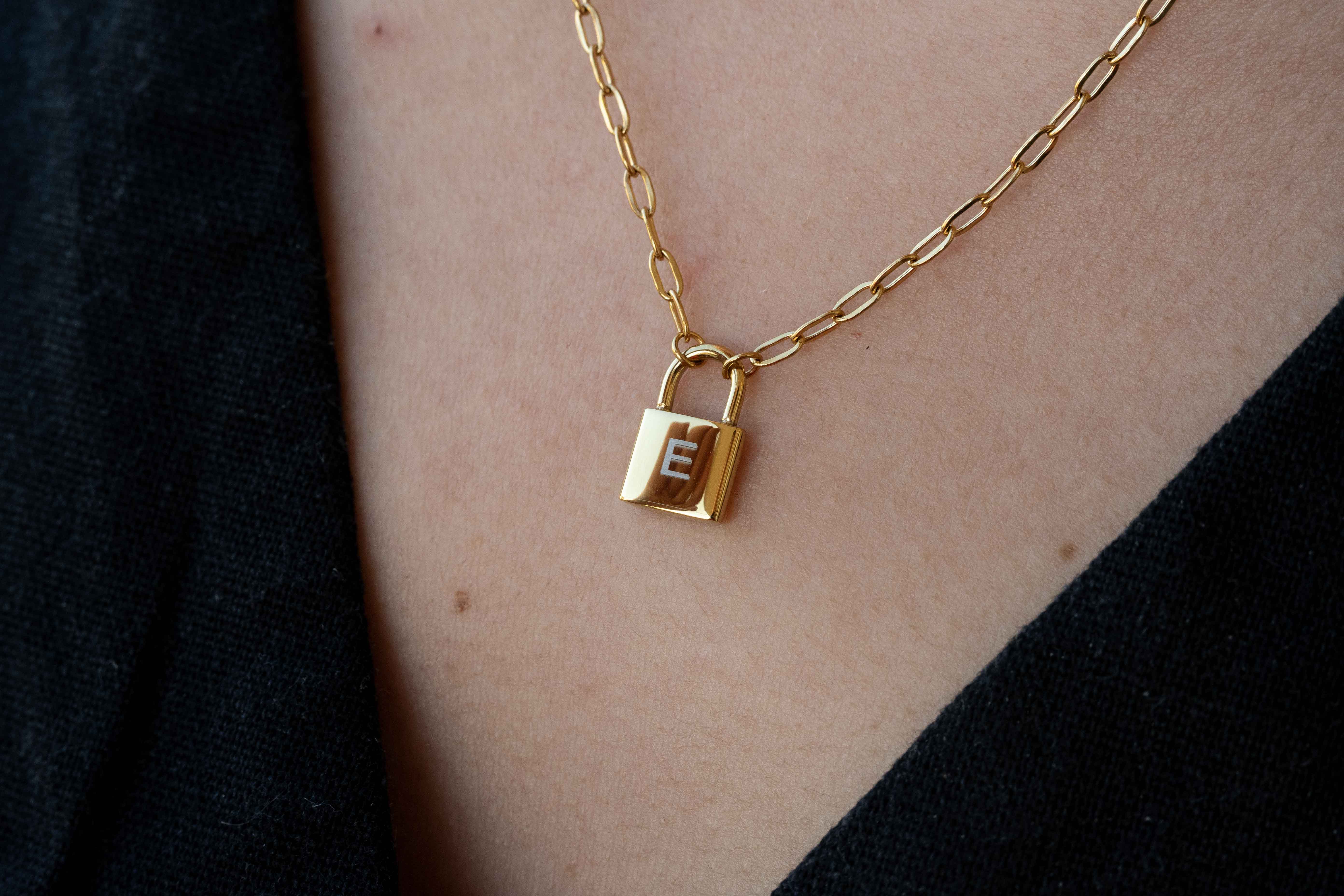Златисто Колие Катинарче с 18К Позлата – Персонализирано с Гравиране, катинар с буква E на верижка.