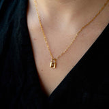 Златисто Колие Катинарче с 18К Позлата – Персонализирано с Гравиране, носено на шията.