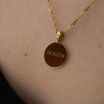 Колието Златен Кръг с 18К Позлата – Персонализирано с Гравиране, медальон с гравиране на дата, нежна златна верижка.