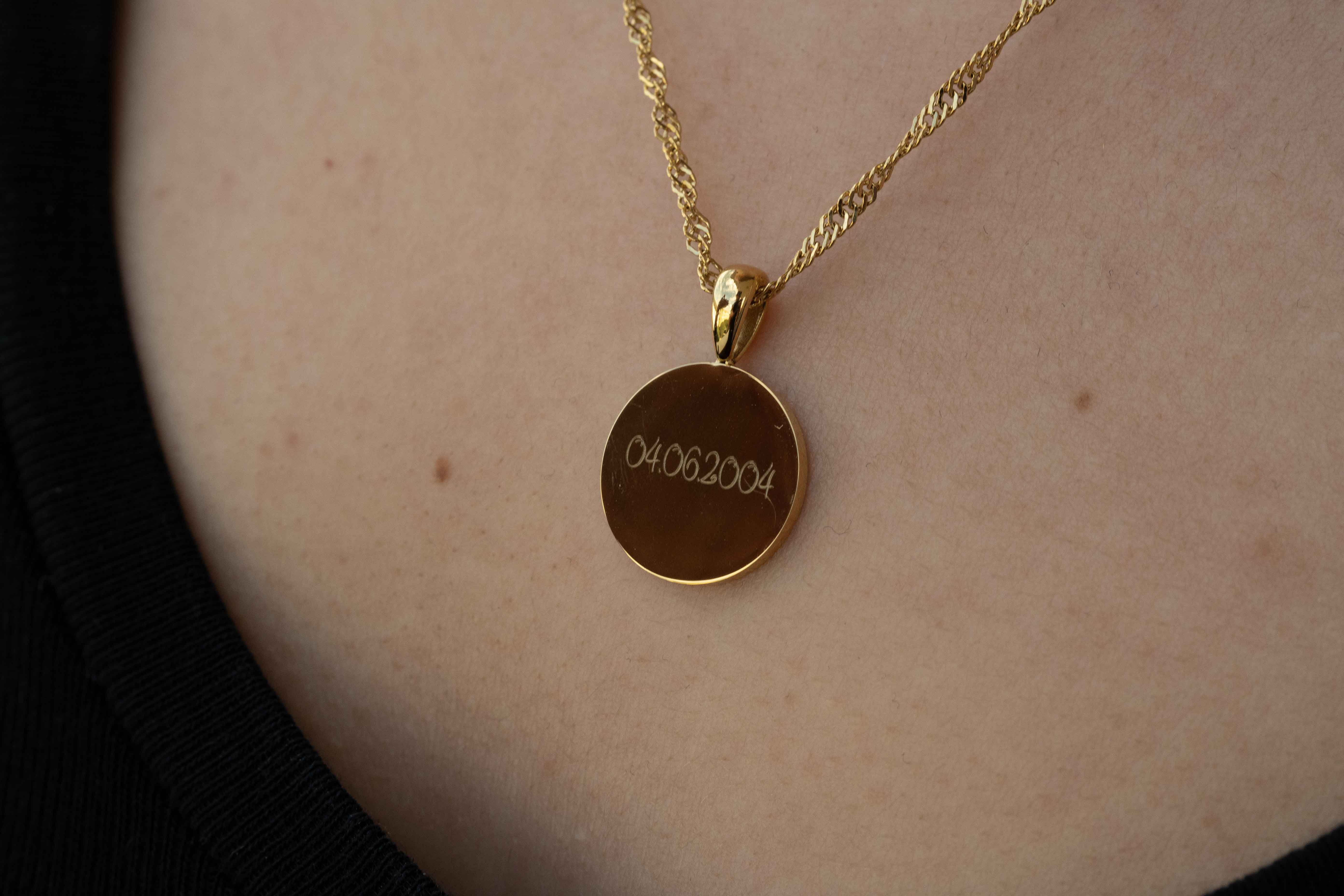 Колието Златен Кръг с 18К Позлата – Персонализирано с Гравиране, медальон с гравиране на дата, нежна златна верижка.
