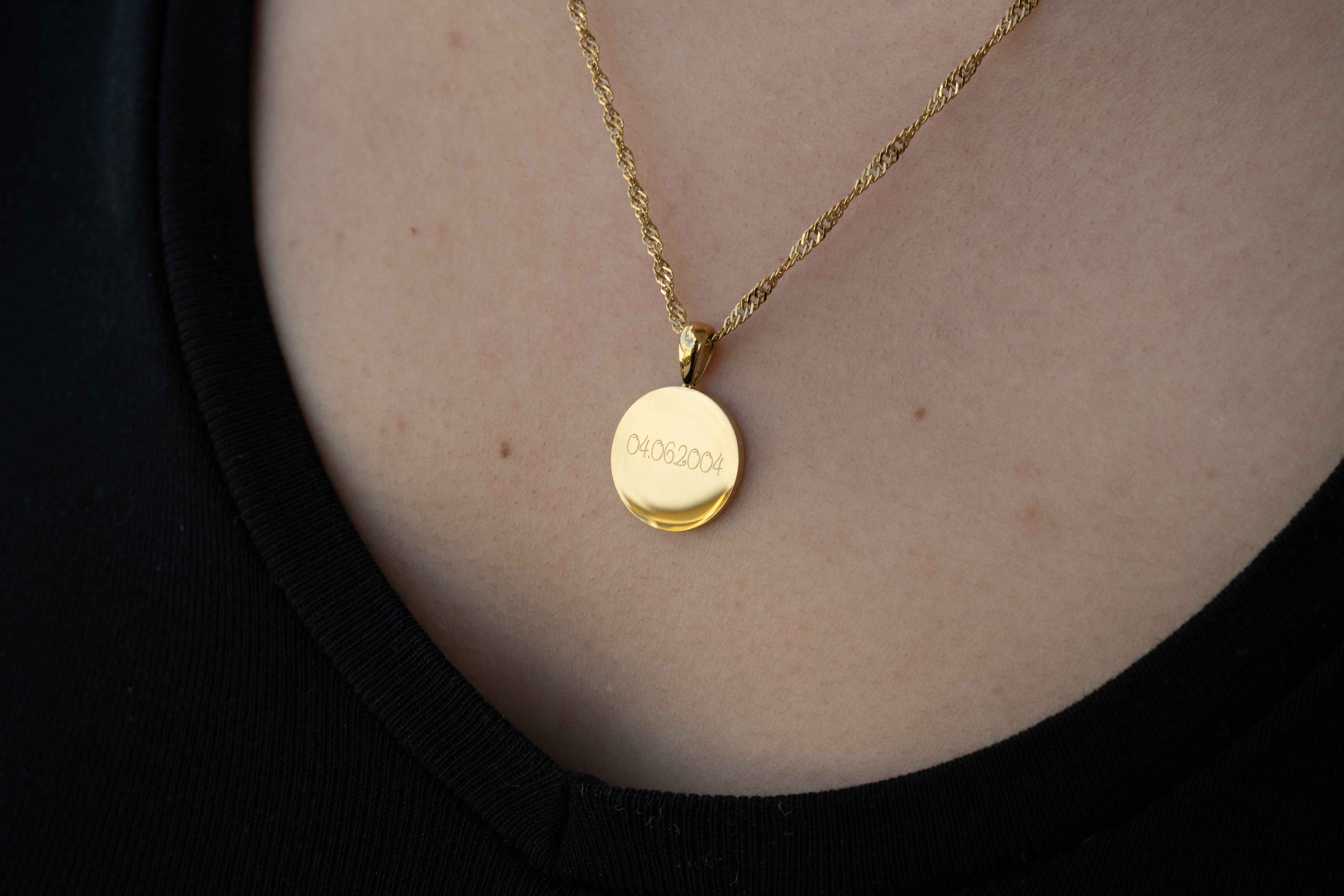 Колието Златен Кръг с 18К Позлата – Персонализирано с Гравиране, златен медальон с инициали на жена.