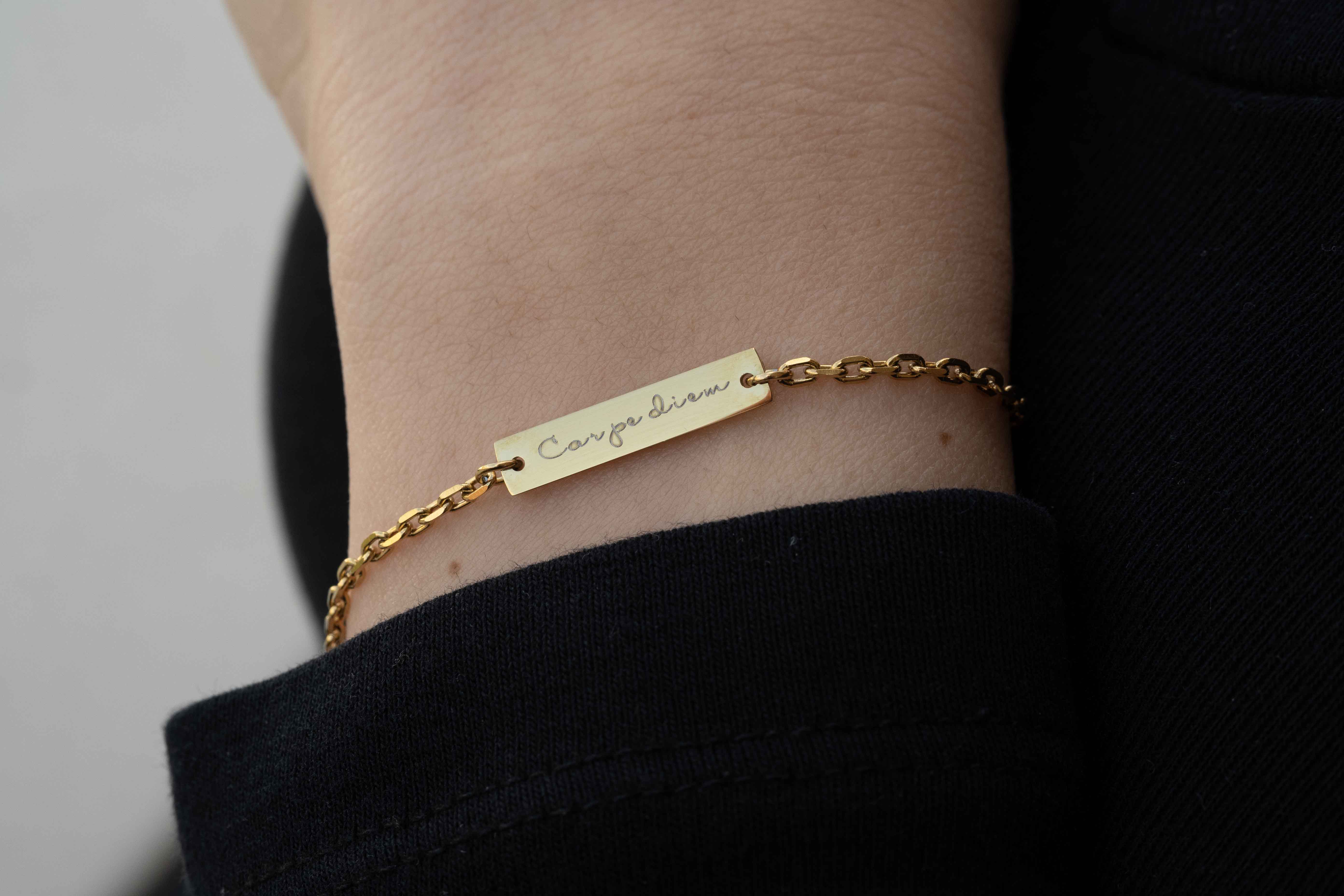 Златиста Гривна Спомен с 18К позлата – Персонализирана с Гравиране на ръка с елегантен дизайн.