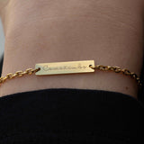 Златиста Гривна Спомен с 18К позлата – Персонализирана с Гравиране на ръка с топъл блясък.