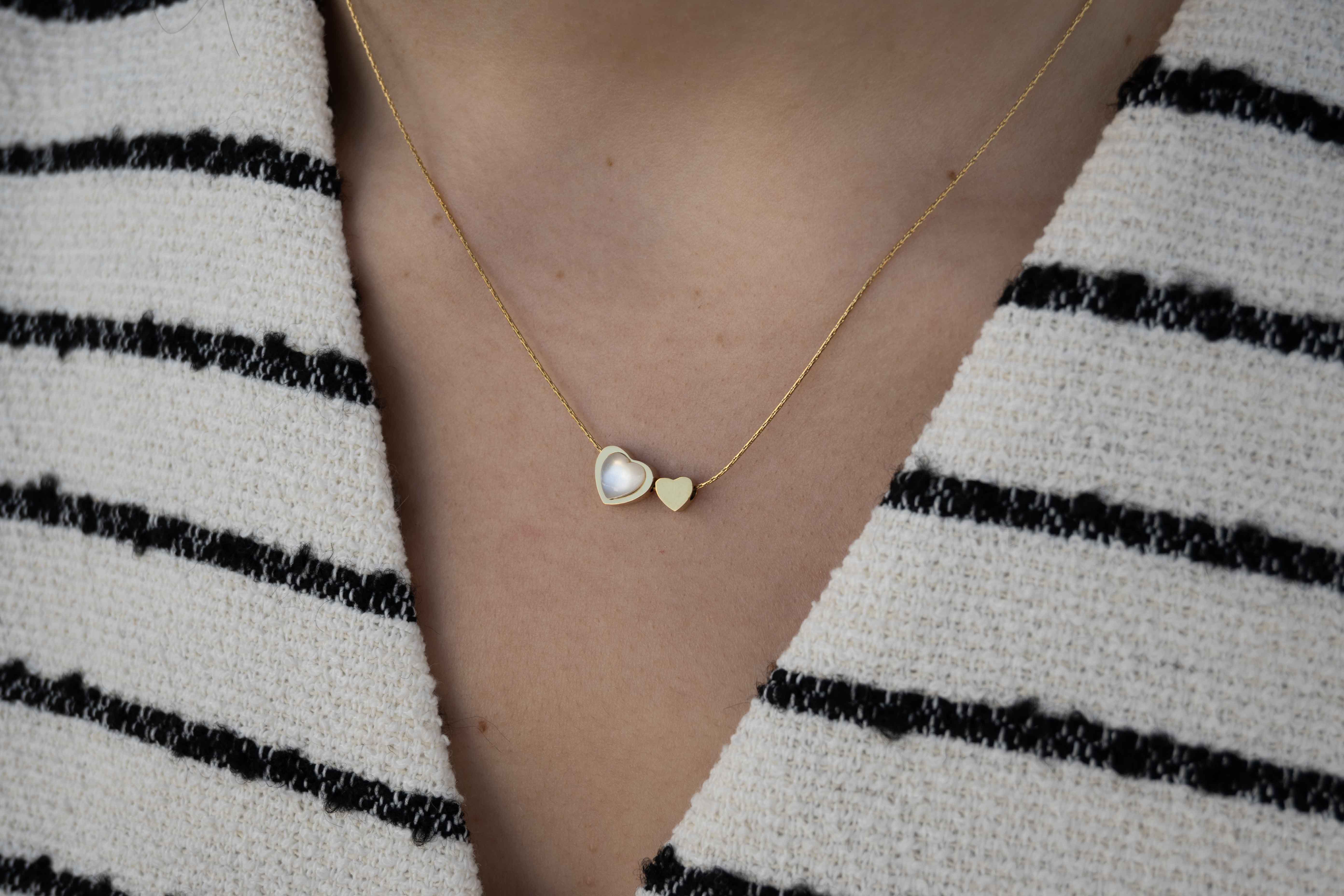 Двойно Колие Сърце със Седеф в златист цвят, носено на шията, с две сърца от медицинска стомана.