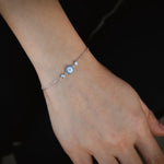 Сребърна гривна Hamsa със сини кристали, стилна и елегантна, изработена от сребро S925.