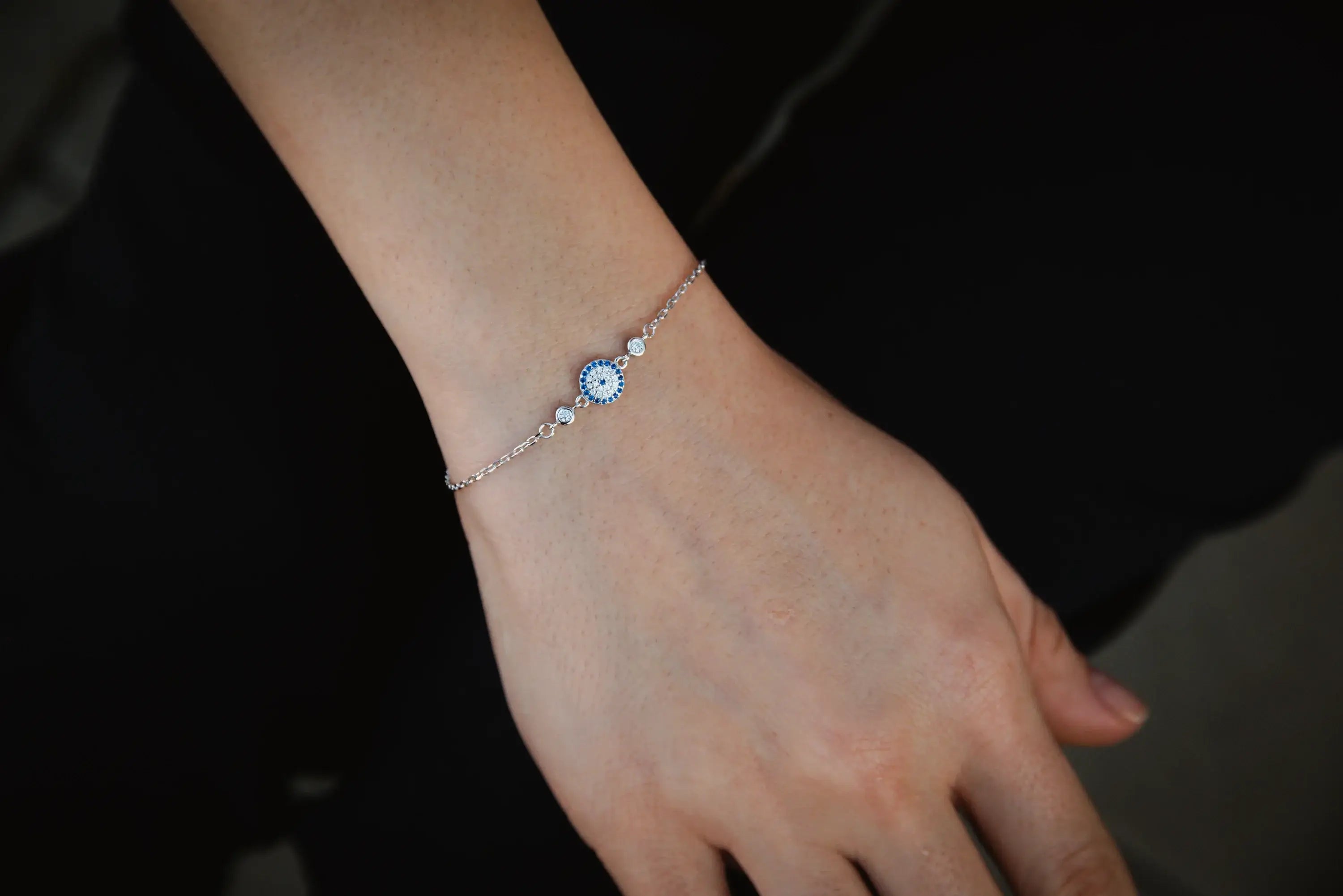 Сребърна гривна Hamsa със сини кристали, стилна и елегантна, изработена от сребро S925.