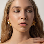 Обeци Листа в 2 цвята, модел с позлатени листа, стилни обeци в златист цвят.