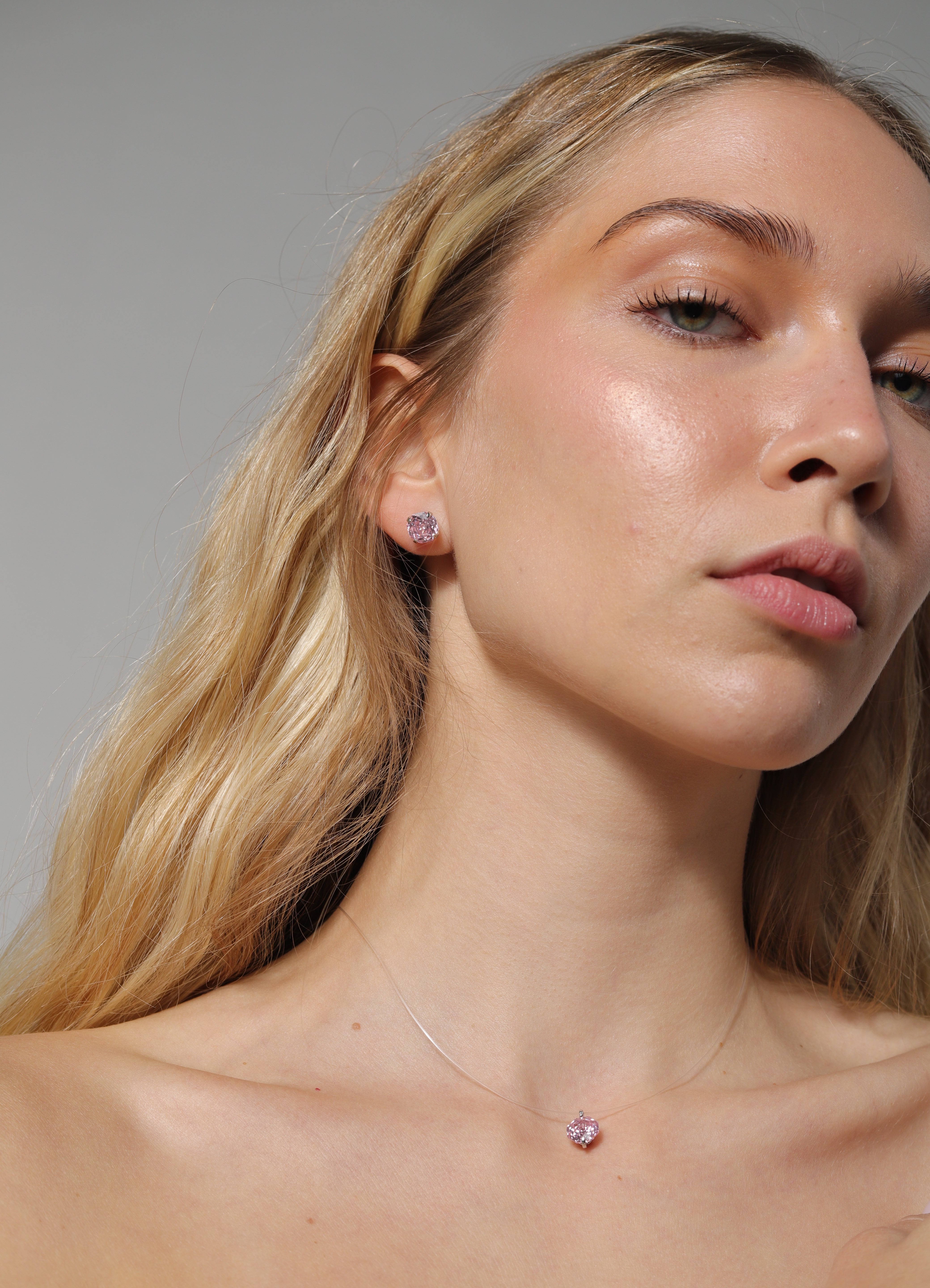 Сребърни Обеци с Розов Кристал S925, елегантен комплект бижута с розов кристал на модела.