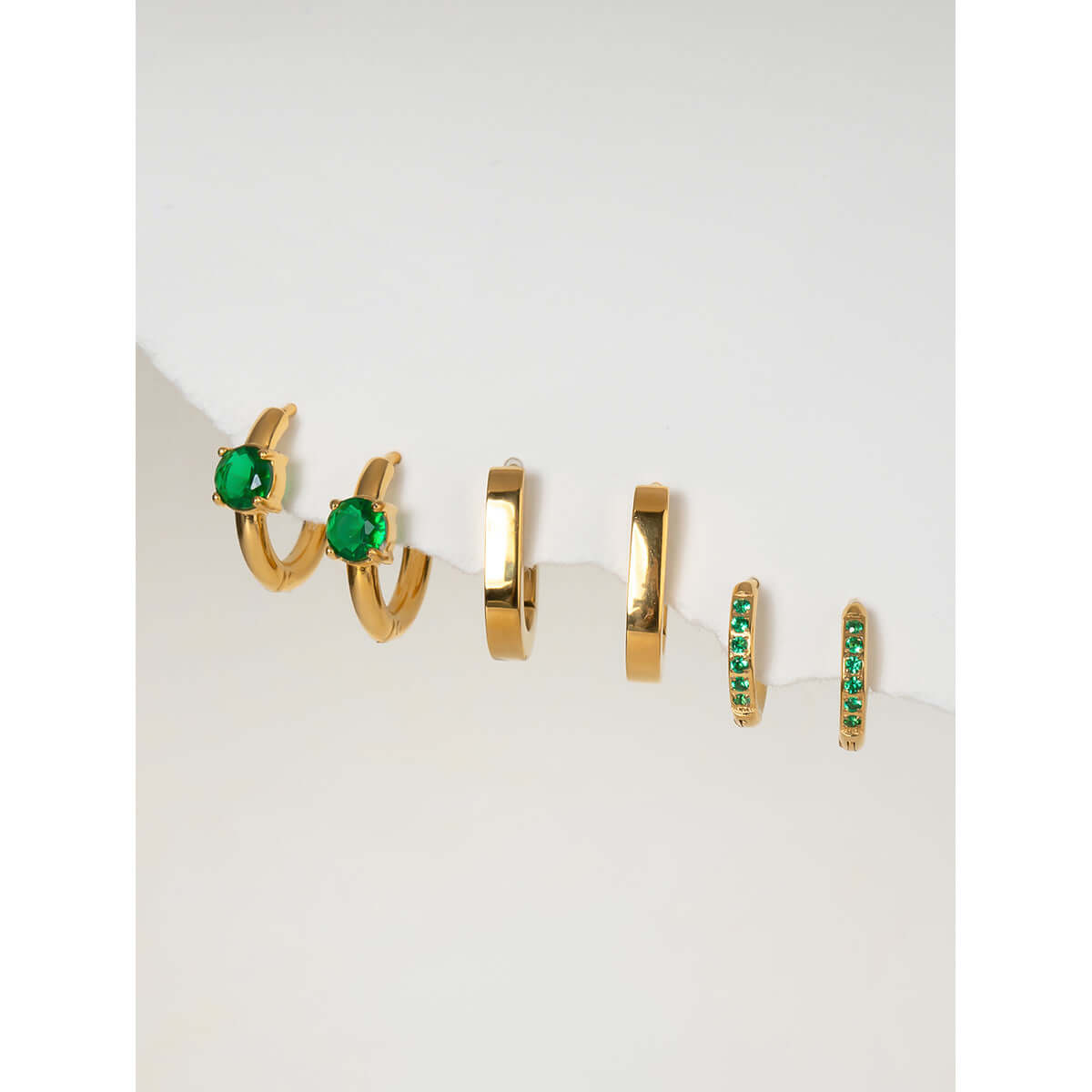 Сет обеци Everyday с 18К златно покритие, включващи 6 бр. с медицинска стомана и зелени камъни.