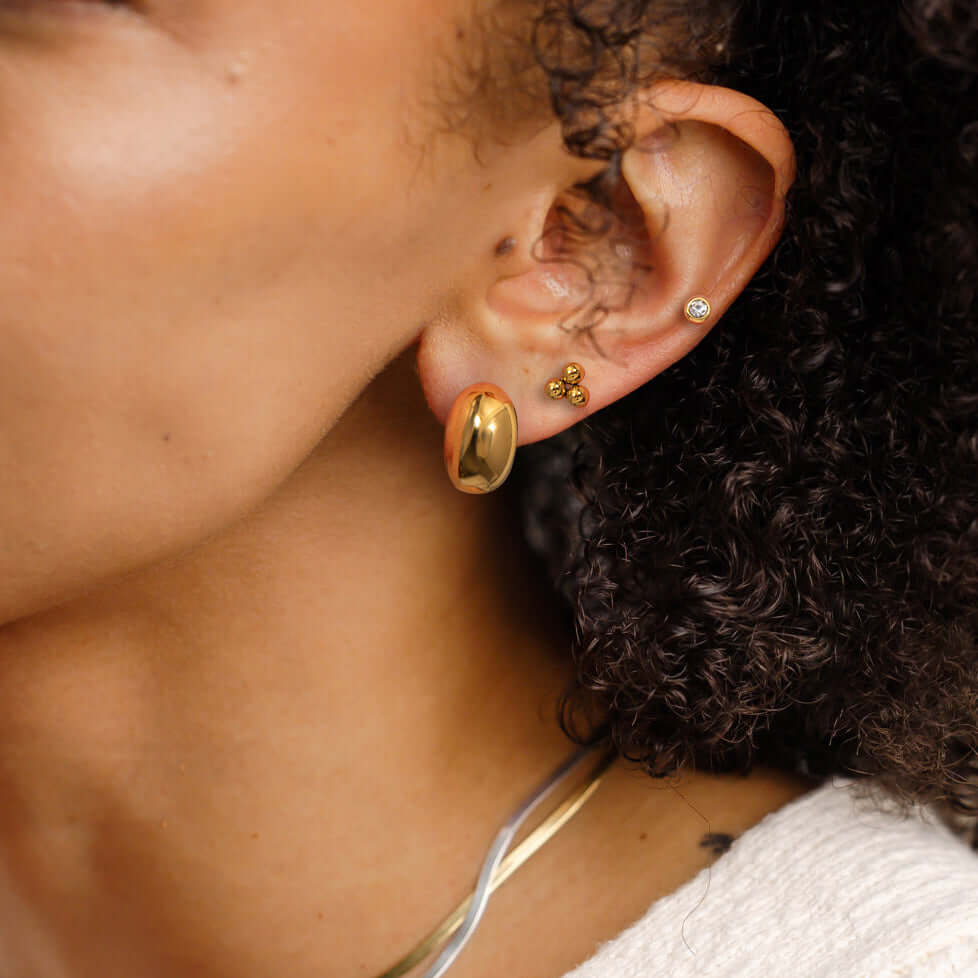 Сет обеци с 18К златно покритие и различни форми, изработени от хипоалергенна медицинска стомана.