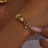 Златиста гривна "Хармония" с геометричен дизайн и сребристи акценти, стилен модел за ежедневие и специални случаи.