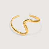 Златиста гривна Wave с 18К златно покритие, медицинска стомана, диаметър 6.6 см, колекция Лято 2025.