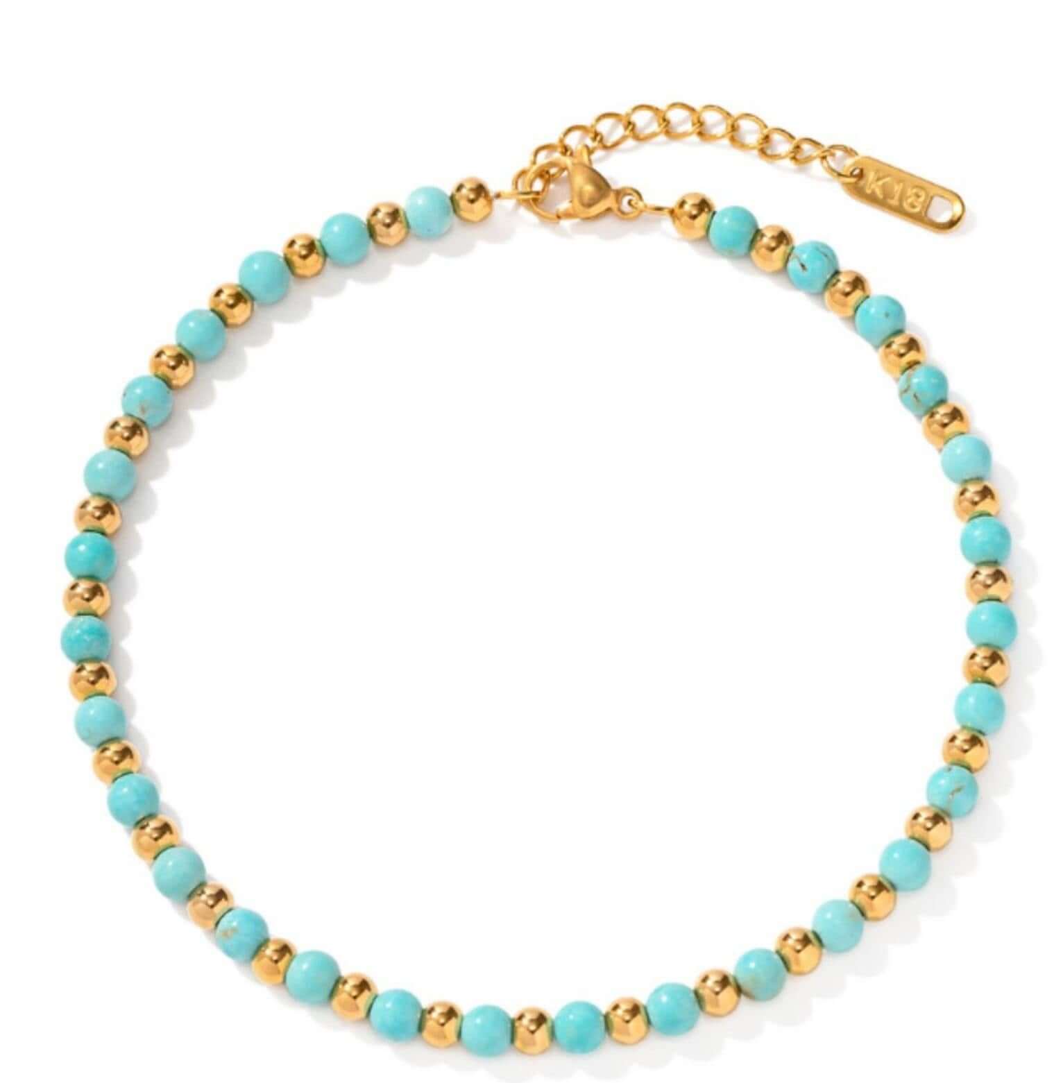 Гривна за глезен Бохо сини мъниста и златисти елементи, изработена от медицинска стомана.